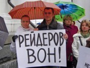 Участившиеся случаи рейдерских захватов предприятий в Украине играют на руку России, - политолог
