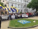 В Тернополе около 500 человек пикетируют ОГА
